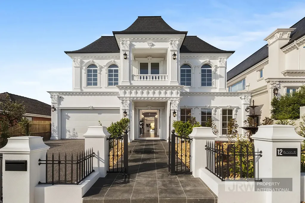 Glen Waverley 5房 法式乡村风格、宽敞明亮、私人影院、豪华Miele厨房、智能家居技术、顶级学区、便利购物餐饮、尊贵生活体验。 Opulent New Home with Every Indulgence