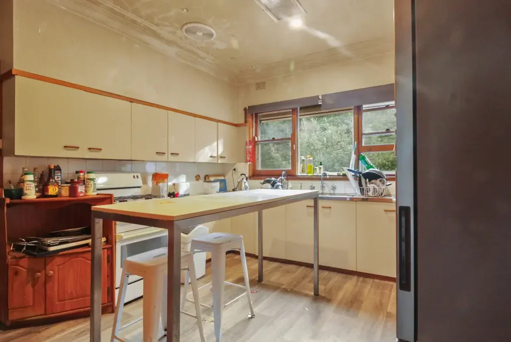 ROOM FOR RENT - Experience the ultimate in convenient student living with this fully furnished room located just moments away from the University.
