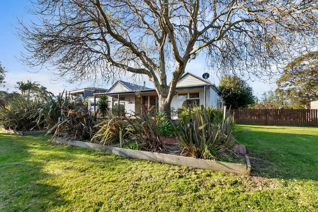 Lake Bunga 4 Bedroom Beachside Bliss: Stylish Family Living in Lake Bunga
