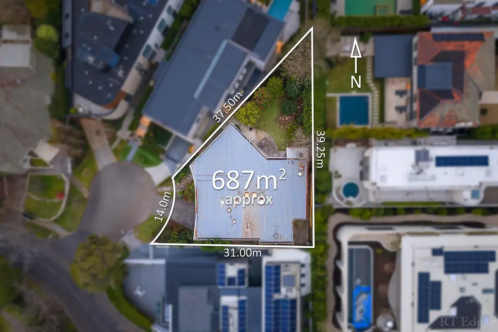 Toorak 4房 Toorak黄金地段 687平米阔地 朝北后院 四卧三卫 开放式空间 私立名校环绕 餐饮区近便 Renovate Rebuild in Prime Toorak Court