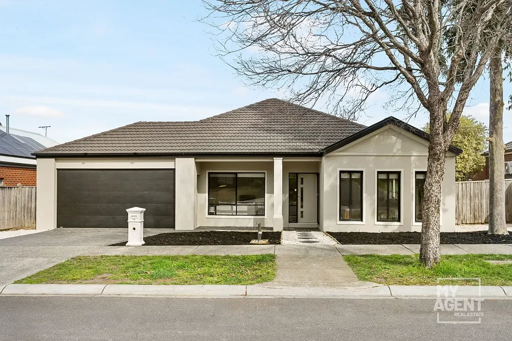 Craigieburn 3कमरा **WATCH THE VIDEO TOUR HOSTED BY MATTHEW GILBEE** Large 3 bedroom, dual living zone, family home, nestled in a sought after area of Craigieburn