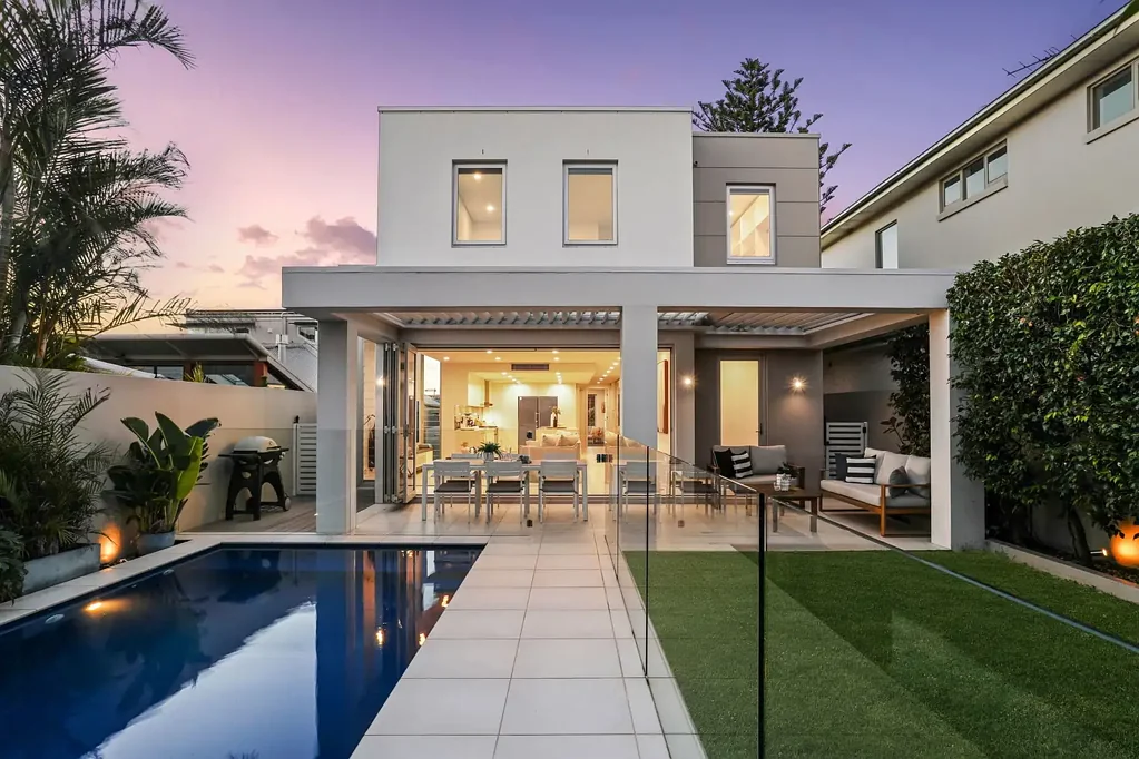 Maroubra 4Phòng ngủ Contemporary Family Masterpiece With Pool & 8-Car Garage In An Elevated Coastal Setting