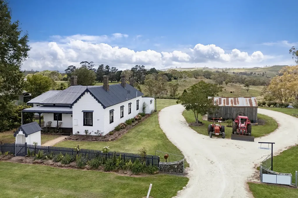 Guyra 5 Bedroom Timeless Country Elegance with Breathtaking Highland Views
