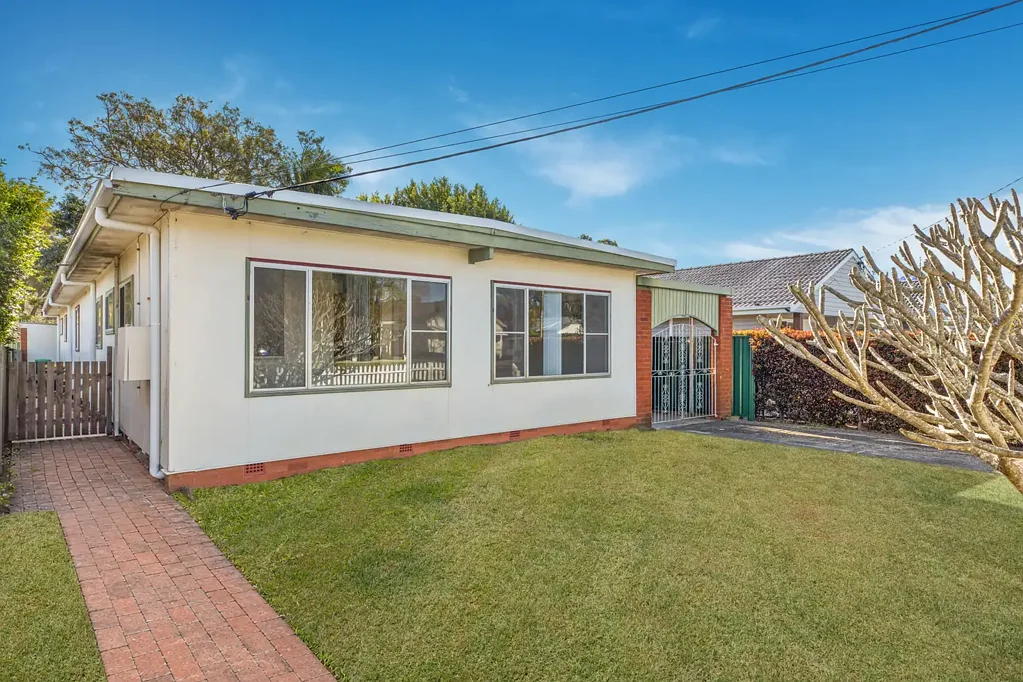 Umina Beach 6બેડરૂમ Rare Dual-Residence Opportunity with Rear Lane.