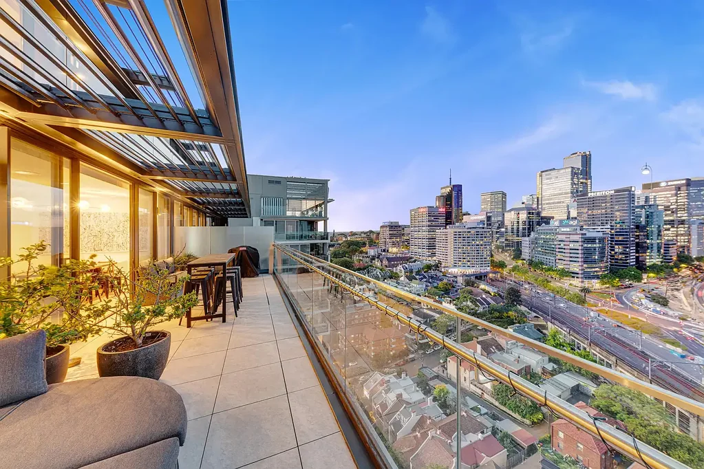 Convenient Harbourside Living in Milsons Point
