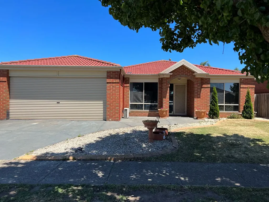 ✨ Spacious 4-Bedroom Family Home with Study in Cranbourne West!