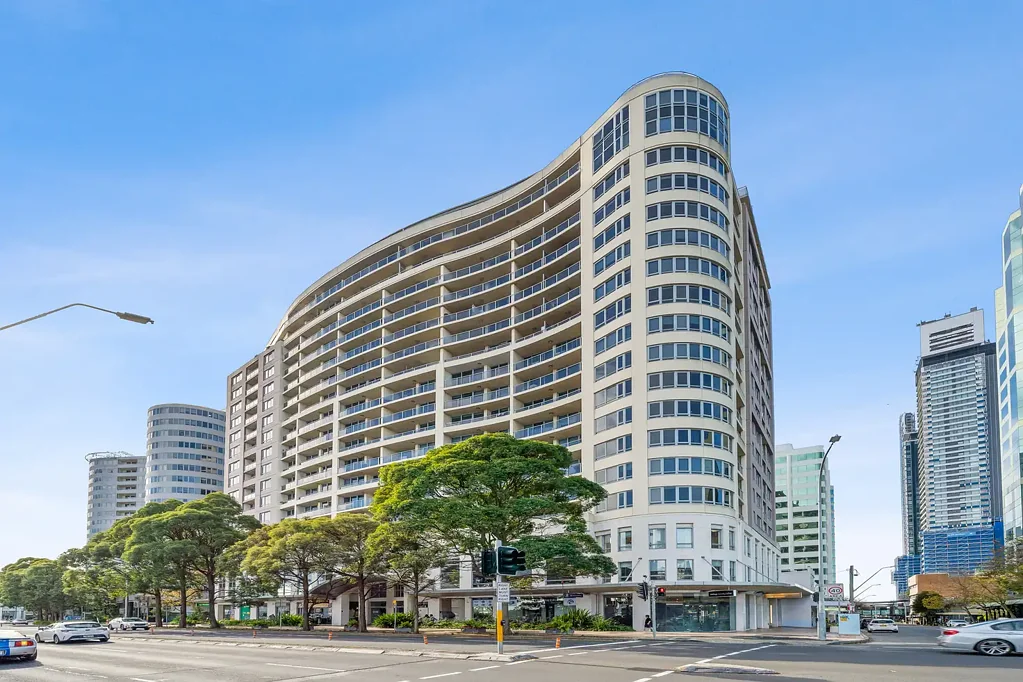 Chatswood 2房 Leura大楼便捷生活 无遮挡景观 Smeg厨房 阳光阳台 双卧带套间 游泳池健身房 步行商圈公园 Contemporary Apartment In An Ultra-Convenient Setting