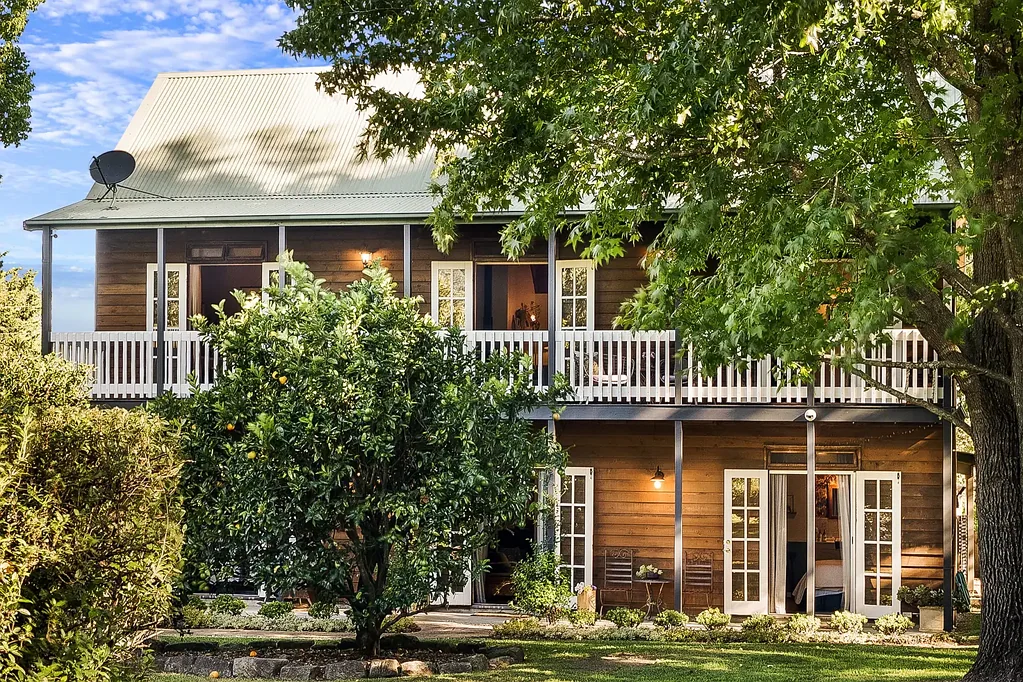 Cambewarra 7房  A character farmhouse with views, space & income