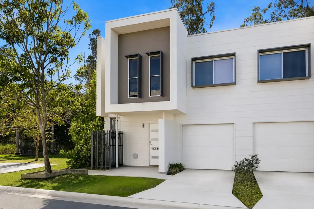 Upper Coomera 3房  Vacant, Modern & Ready to Move In – Spacious Corner Townhouse in a Resort-Style Community