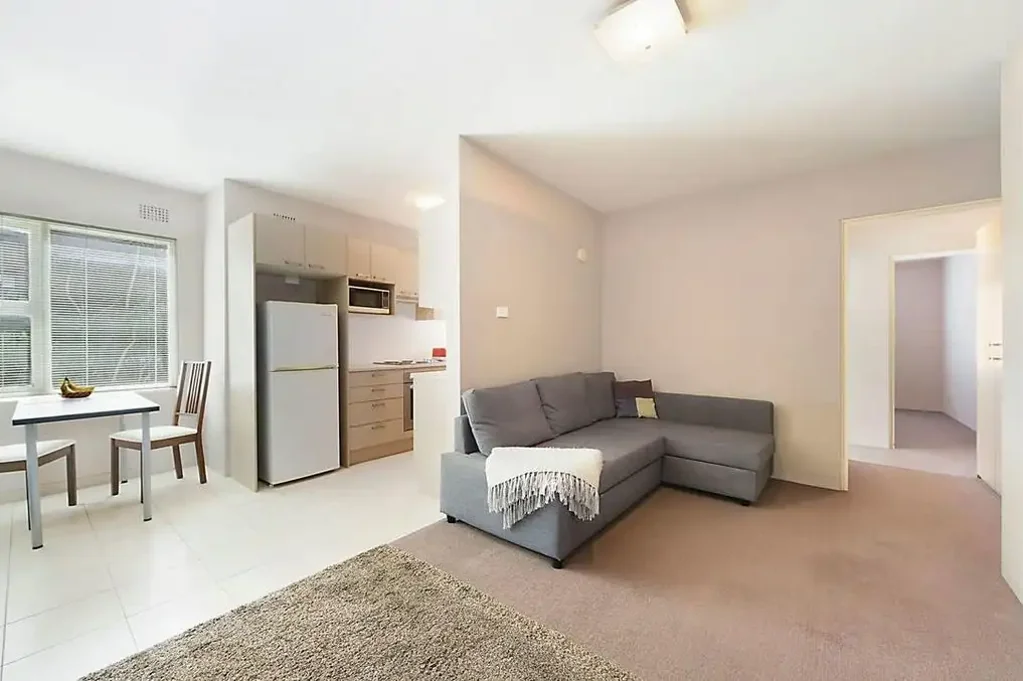 Spacious one bedroom apartment with lock up garage
