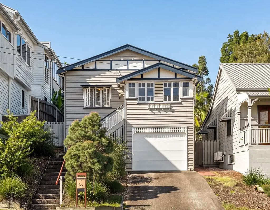Paddington 3房 Paddington经典Queenslander 高尖顶山墙 柔和蓝色镶边 CBD壮丽景色 温暖木制橱柜 茂密修剪草坪 顶尖学府环绕 咖啡馆精品购物 Classic Queenslander - Walk to Suncorp Stadium & CBD!