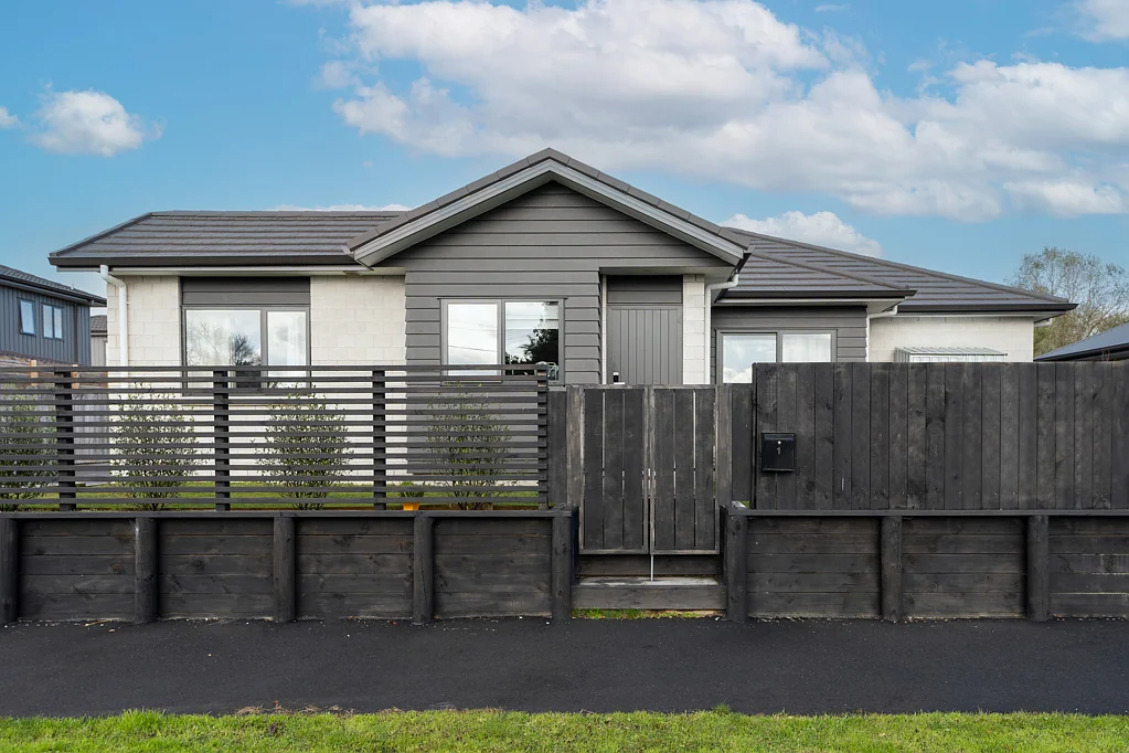Glenview 2Moenga Modern, Low Maintenance and Freehold!