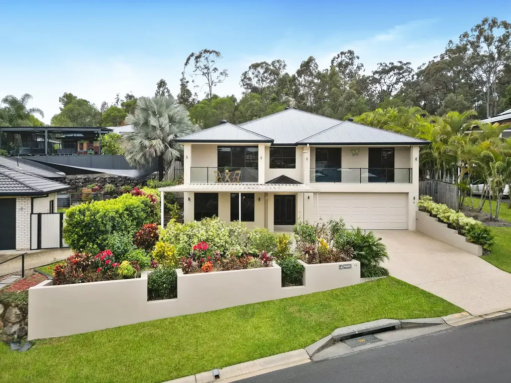 Pacific Pines 4房  Expansive Prestige Family Home with dual living potential and Resort-Style Pool on 976m²