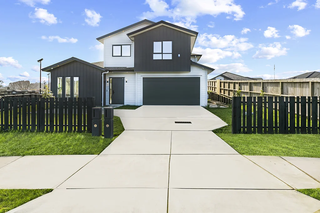 Huapai 6房  BIG, BOLD Home & Income!