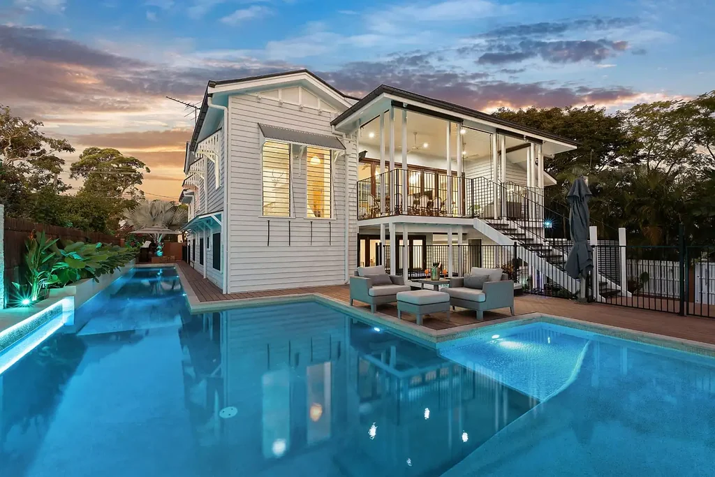 Sherwood 5 Slaapkamer ARCHITECTURAL FAMILY SANCTUARY WITH RESORT-STYLE ENTERTAINING & POOLSIDE PAVILION