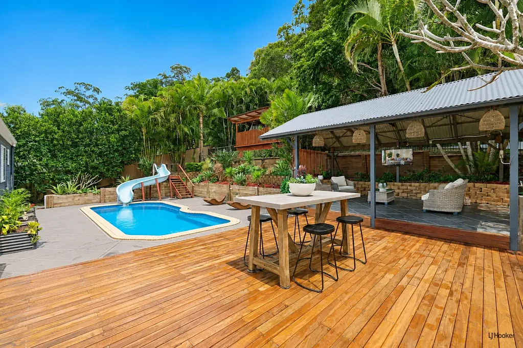 Bonogin 4ਬੈੱਡਰੂਮ THE ULTIMATE QUEENSLAND SUMMER ENTERTAINER - ACREAGE, POOLSIDE LIVING & SEPARATE RETREAT!