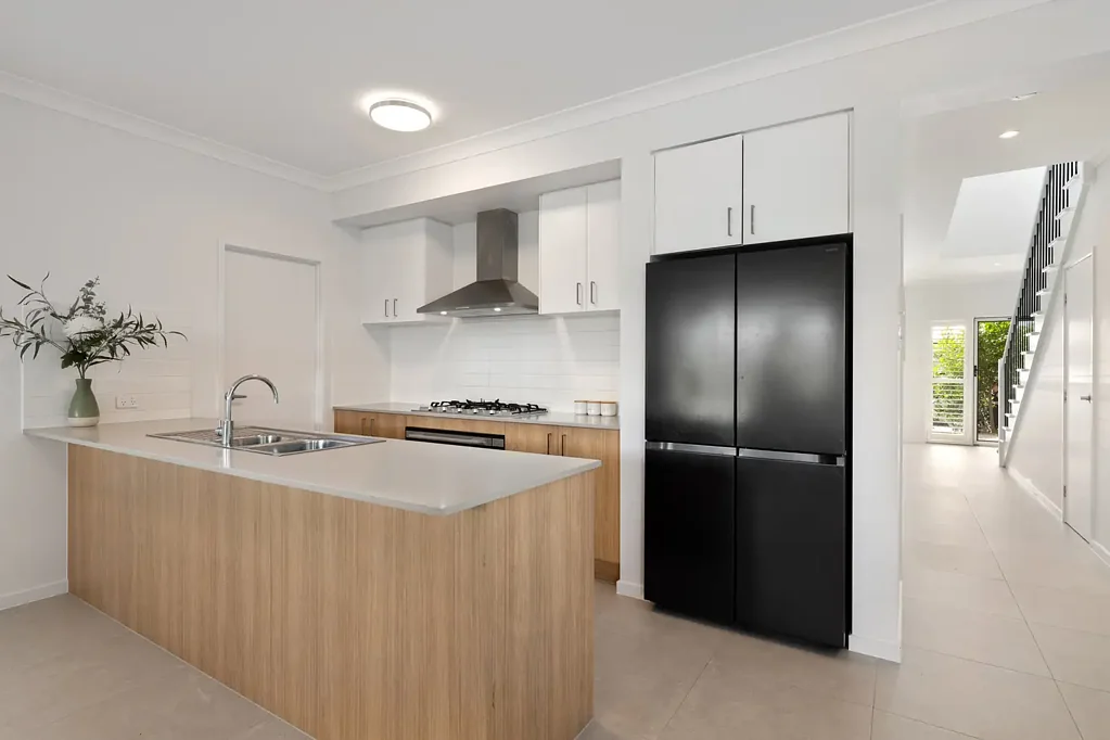 Banya 4 Bedroom Modern Coastal Living in a Sought After Location