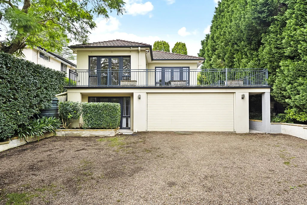 COMFORTABLE AND INVITING 2 STOREY FAMILY HOME