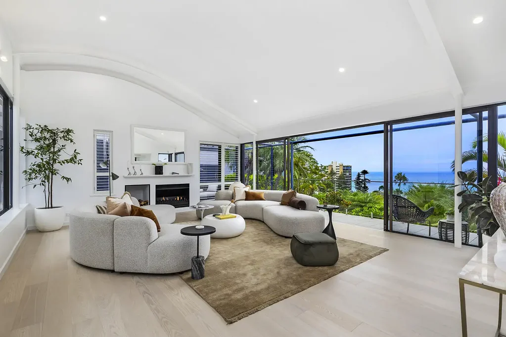 Collaroy 4房 私人道路尽头 地势较高 海岸位置 步行海滩 开放式生活区 游泳池按摩池 壮丽全景 主套房视野 大地块 双车库 Stunning coastal oasis in prestigious gated estate