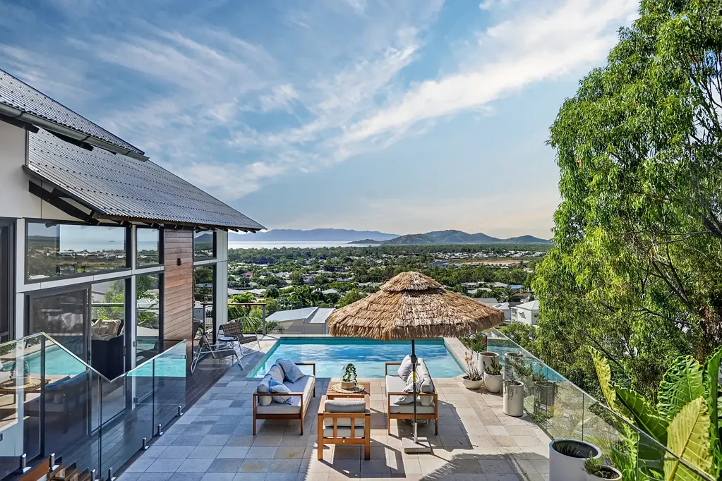 Bushland Beach 4房  Dream Homes ....