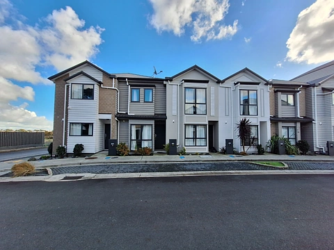 Cozy 2 bedroom townhouse with Garage