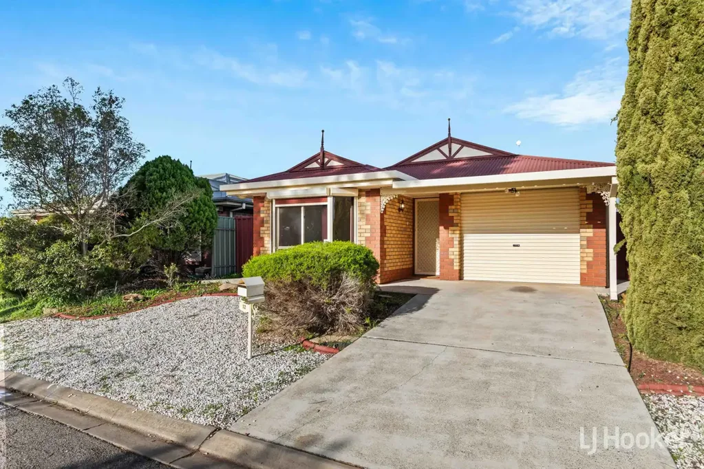 Blakeview 3 Bedroom Neat, Complete & Perfectly Located!