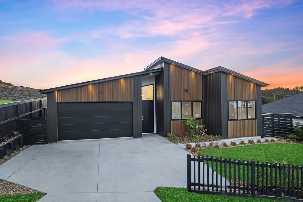 Orewa 5कमरा Upmarket - Sun-Filled Home with Potential !!
