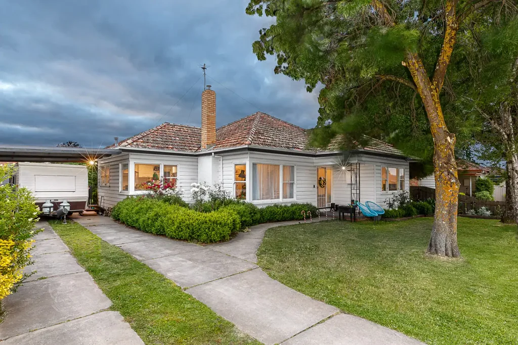 Wendouree 3બેડરૂમ Stunning Wendouree Residence with Three Bedrooms and Weatherboard Charm