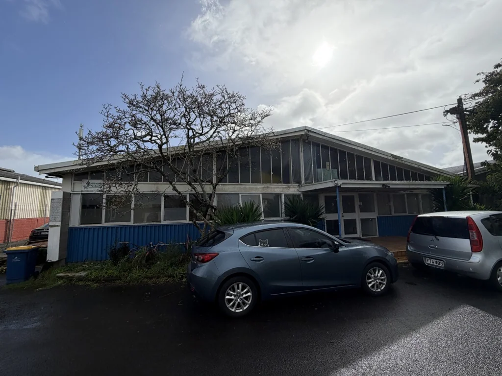 Te Atatu Peninsula  Versatile Unit Available For Lease