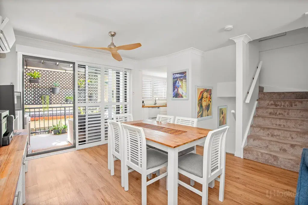 Labrador 2 Bedroom BRIGHT RENOVATED TOWNHOUSE OFFERS BEST OF TWO WORLDS, LOCATION & PRIVACY