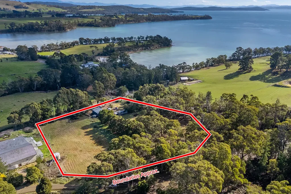 Premaydena Acreage by the Sea – With workshop/garage. Room for a Pony!