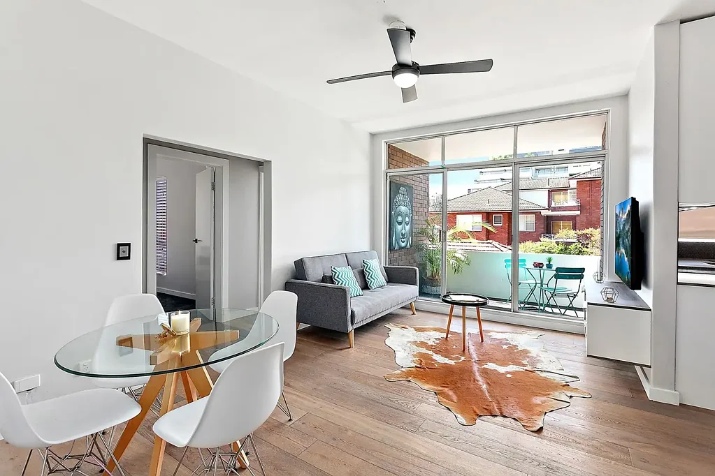 Beautifully Renovated Apartment In An Ideal Coastal Location