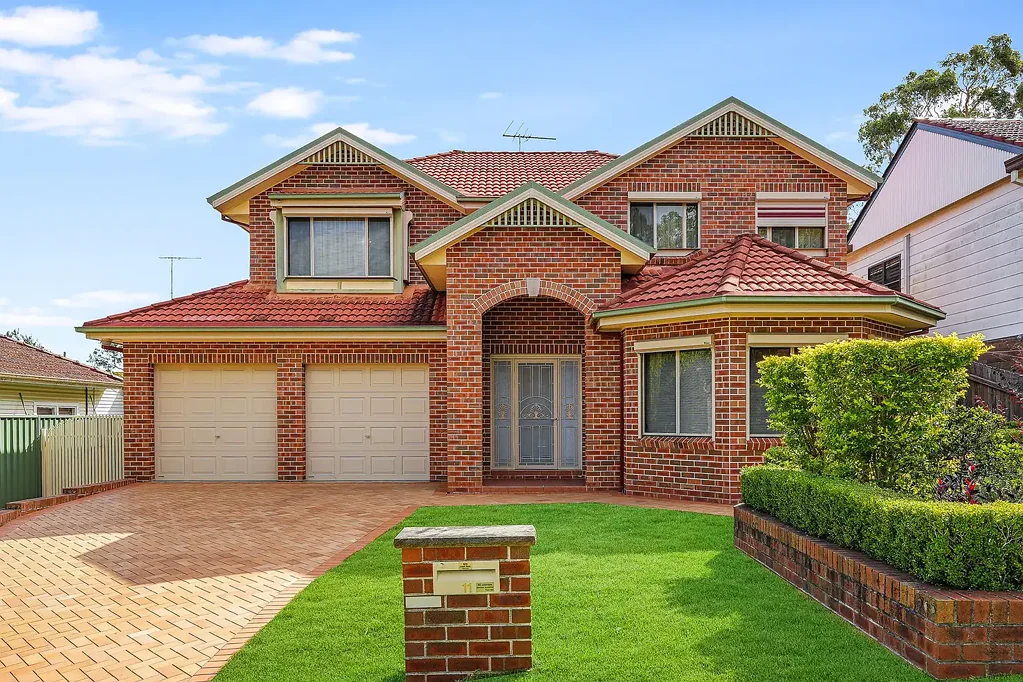 Caringbah 4房 四卧独立卧室 实用一楼空间 主卧带套间浴缸 多功能起居用餐区 大型厨房带岛台 遮盖户外娱乐区 双车库带内部通道 宁静死胡同位置 Spacious Family Living in Quiet Cul-De-Sac Setting