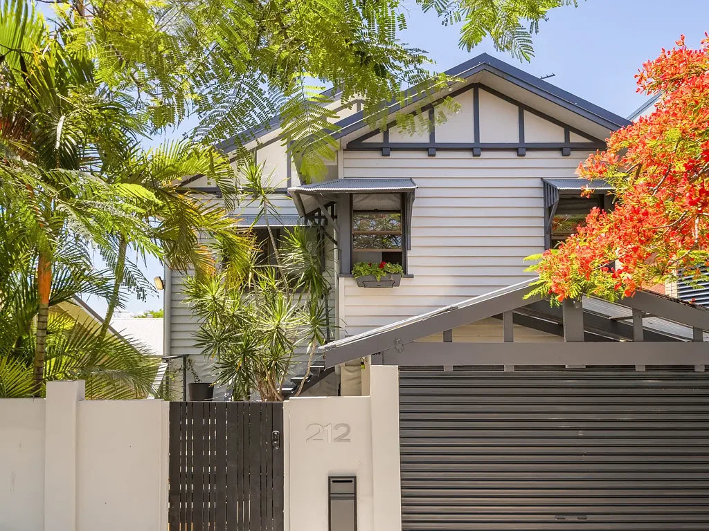 Margate 2Kwarto Gorgeously Renovated Home Moments From The Water, With Dual-Living Potential