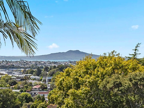2/613A Glenfield Road, Glenfield, North Shore City