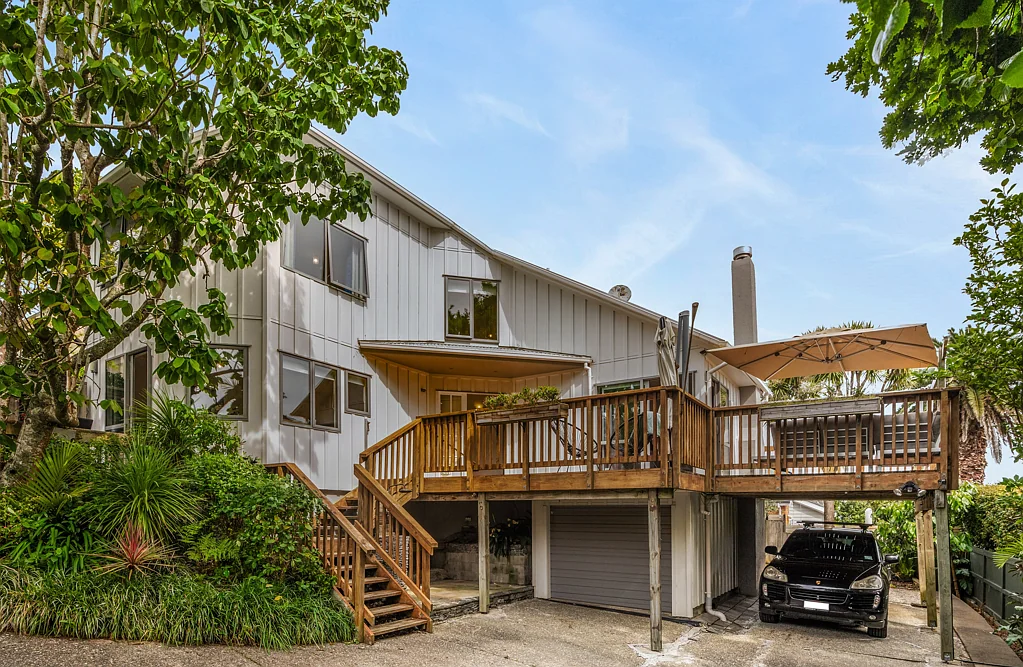 Saint Heliers 3房 绿意深处的家庭港湾！东西双露台+娱乐室+户外淋浴间，商圈与海滩举步即达！ Your St Heliers hideaway