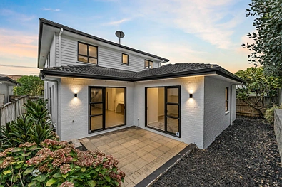 Spacious Stand Alone Home With 6 Bedrooms!