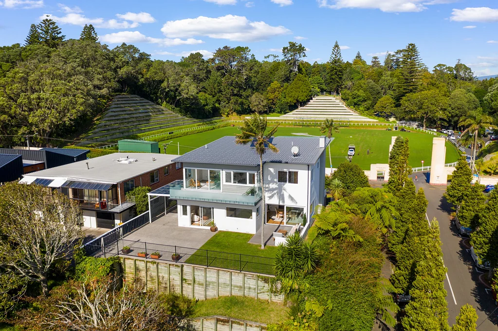 New Plymouth Central 5房  Amazing Views in Every Direction