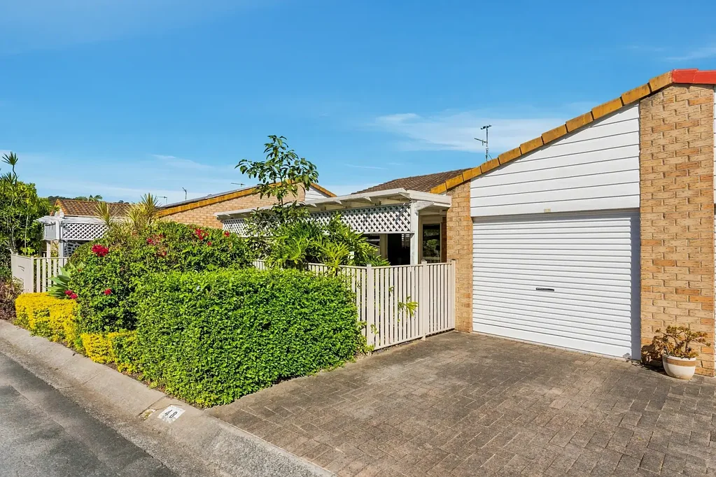 Currumbin Waters 2房  Low set villa in original condition providing the perfect blank canvas in The Meadows Complex