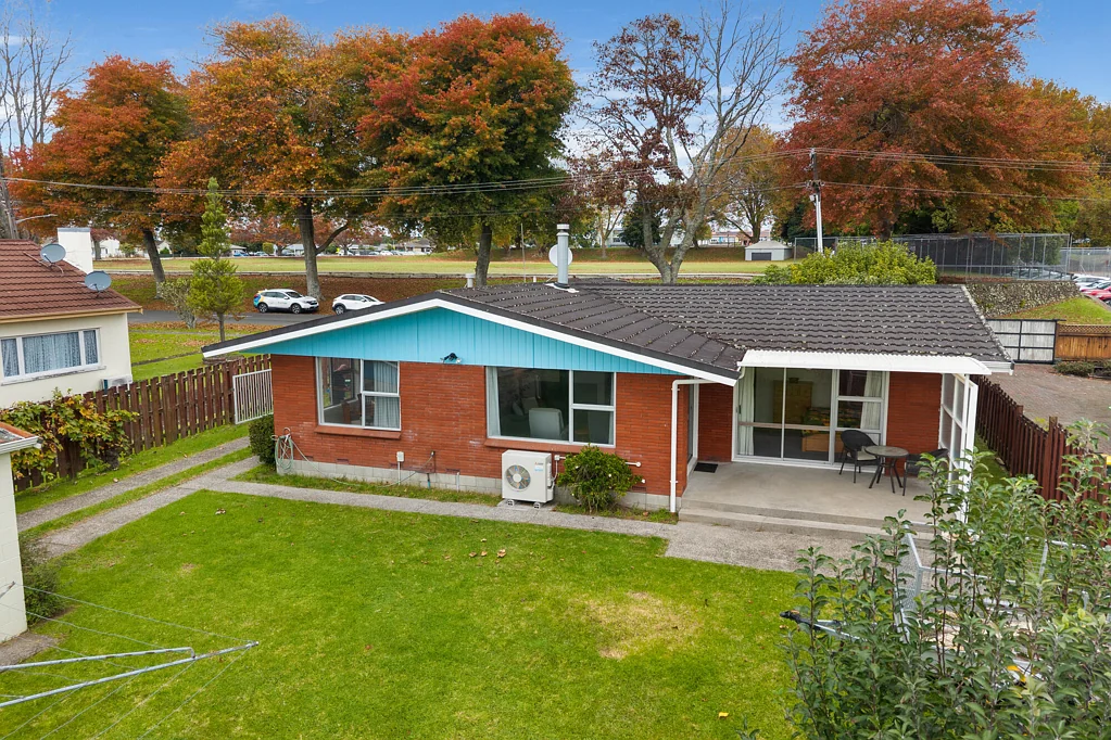 Te Puke 3房  Solid, sunny brick 1970's home on large section.