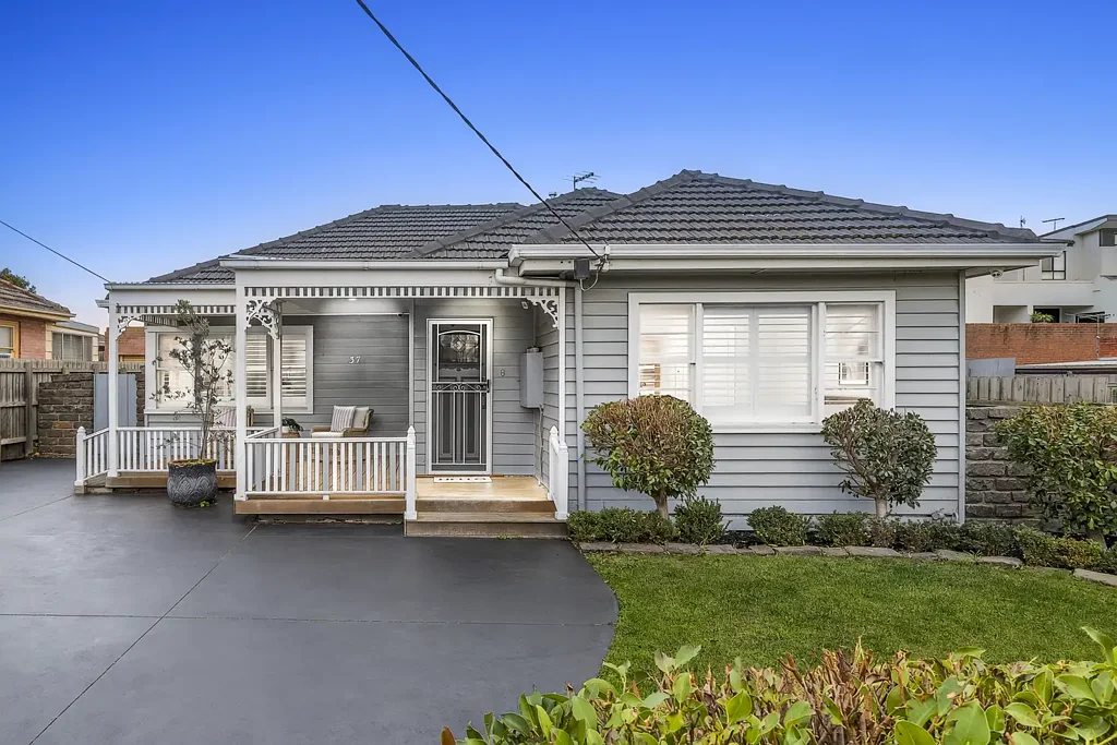 Bentleigh 3房 迷人特色，现代舒适，优越地段 Charming Character, Contemporary Comfort In Prime Location