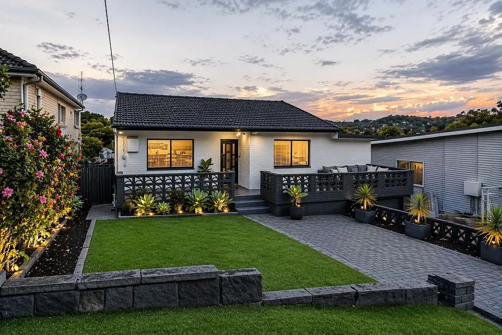 Warriewood 4房 Northern Beaches地段 556sqm实用土地 16米宽前沿 私密阳光后院 多个生活区域 室内外便捷流动 步行至Warriewood Beach 靠近Mona Vale便利设施 Prime Coastal Living with Future Potential in a Sought-After Northern Beaches Setting
