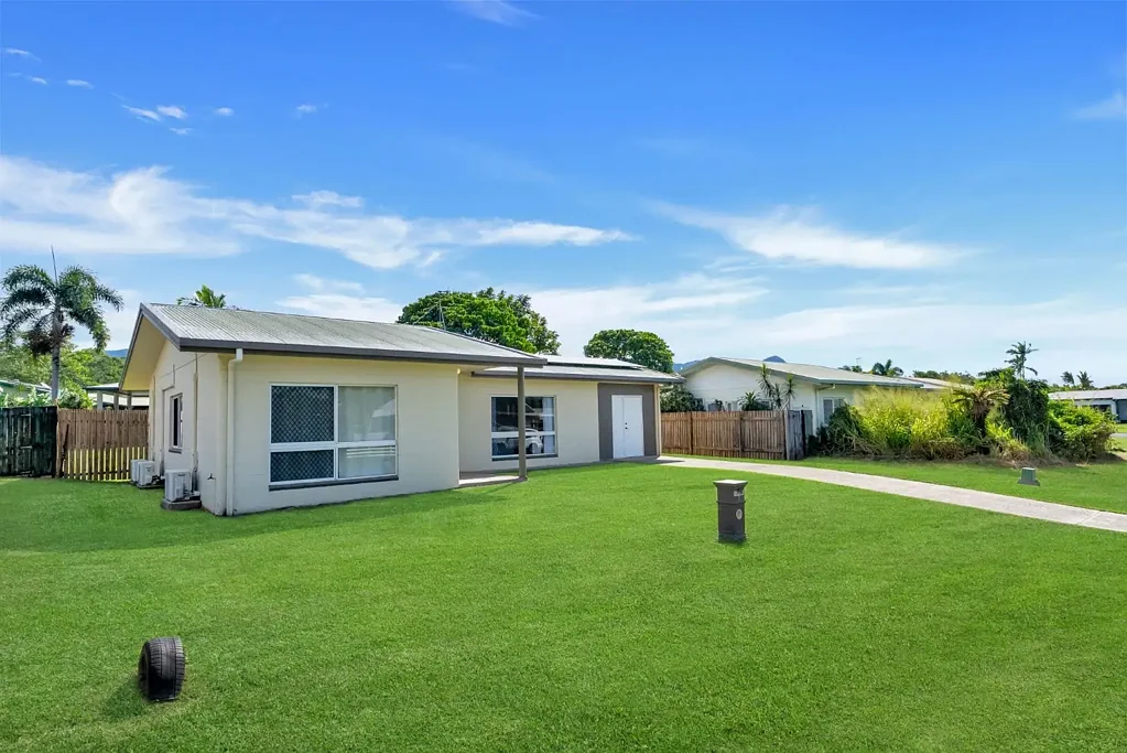 Edmonton 3房  Low Maintenance Comfort with Side Access & Shed Plus Room to Grow!