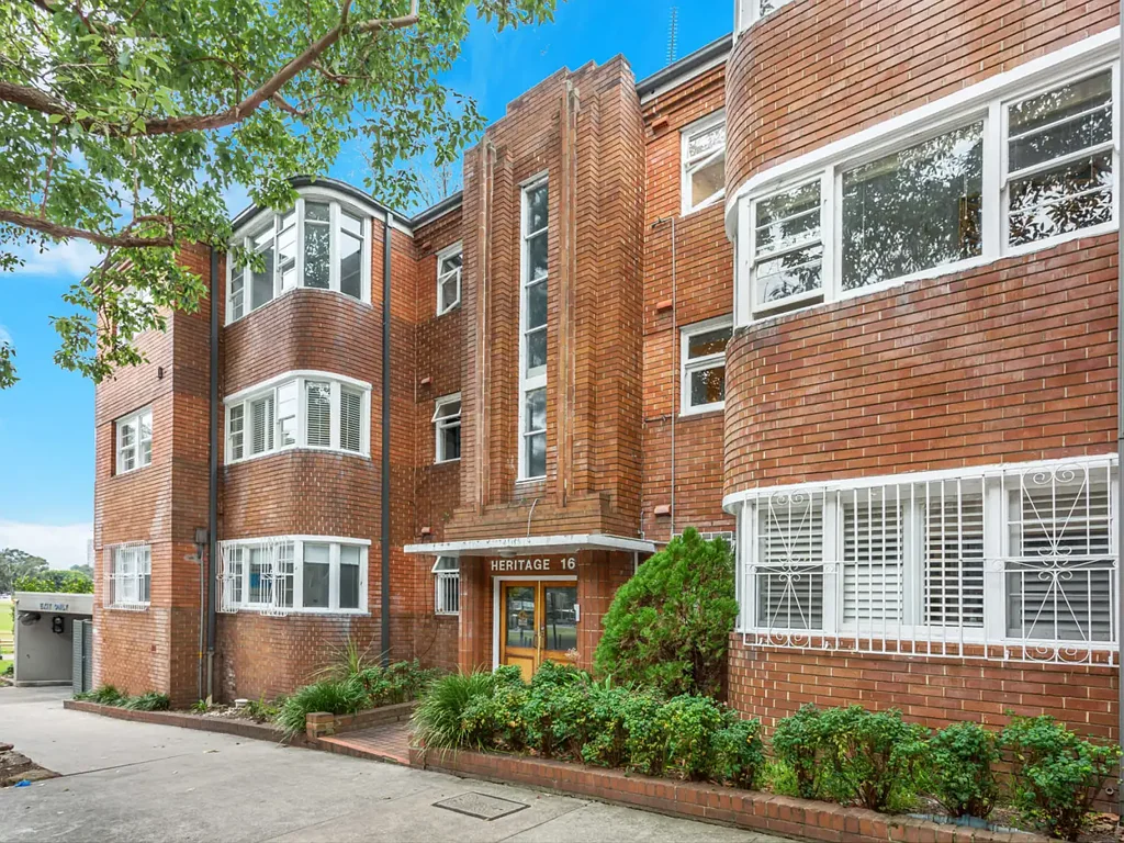 Renovated, Top floor, Art Deco 1 Bedroom in Prominent Park side location