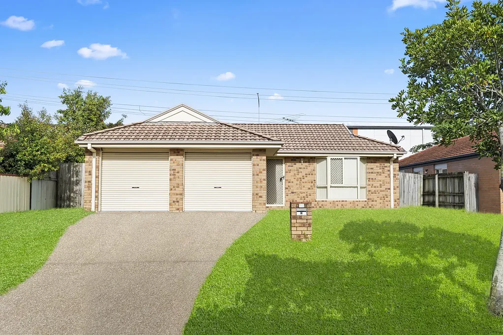 Crestmead 4房 四卧宽敞卧室 主卧带套间 现代厨房设计 双车位车库 安静街道低维护 Family Home In Prime Location