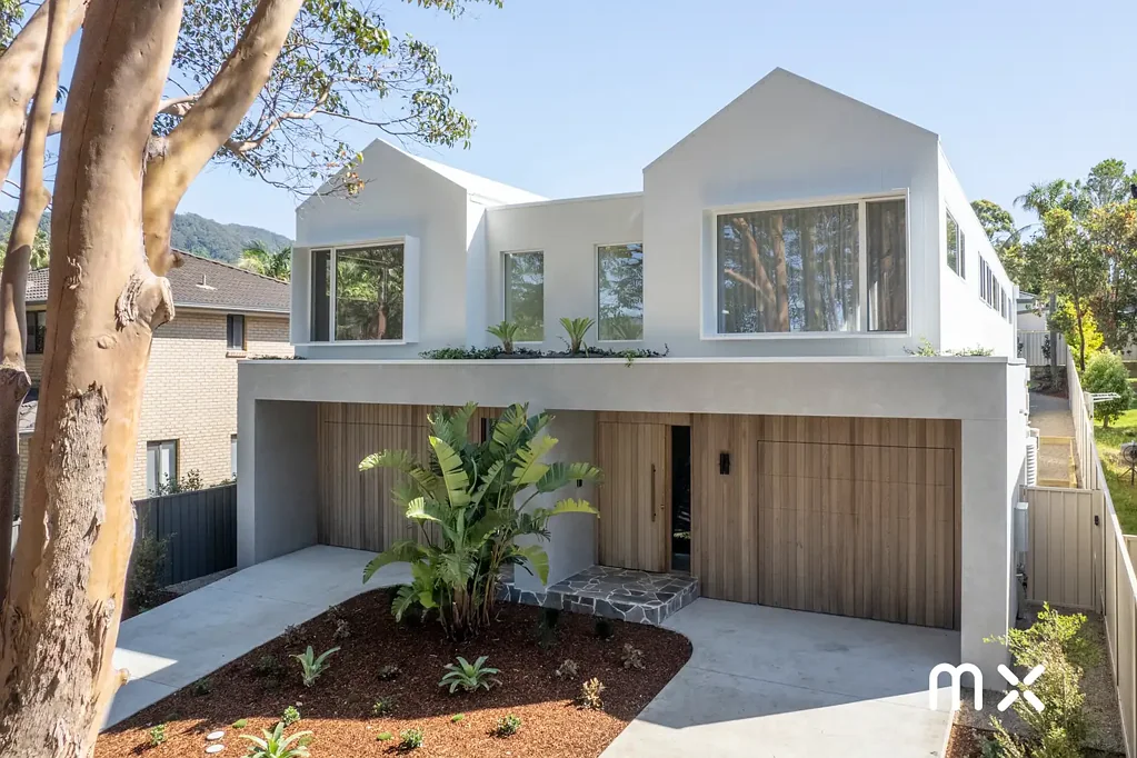 Woonona 4房 精心打造 设计师装修 电动壁炉 天窗采光 高端厨电 后院娱乐 四房带衣帽间 主卧套房 后巷通道 地段优越 V È L O