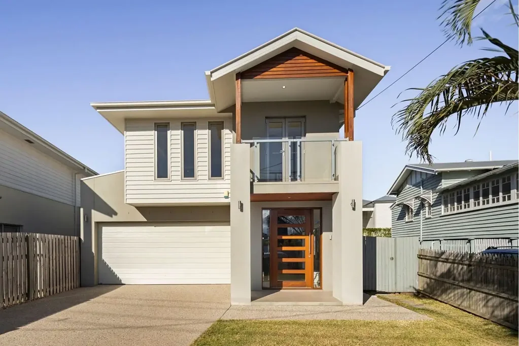 Bulimba 4 Slaapkamer Contemporary Family Living with Effortless Indoor-Outdoor Appeal