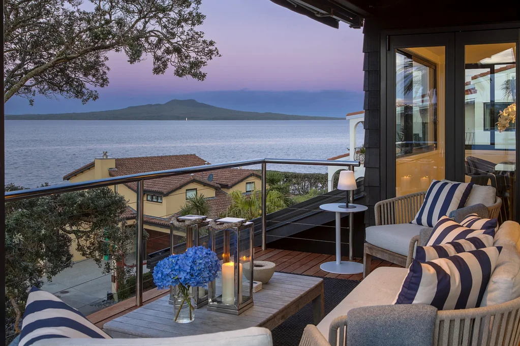 Takapuna 3房 Milford与Thorne Bay双海滩之间，雪松建筑美学， 俯瞰Hauraki Gulf！ Distinctive Architectural Residence Above the Sea