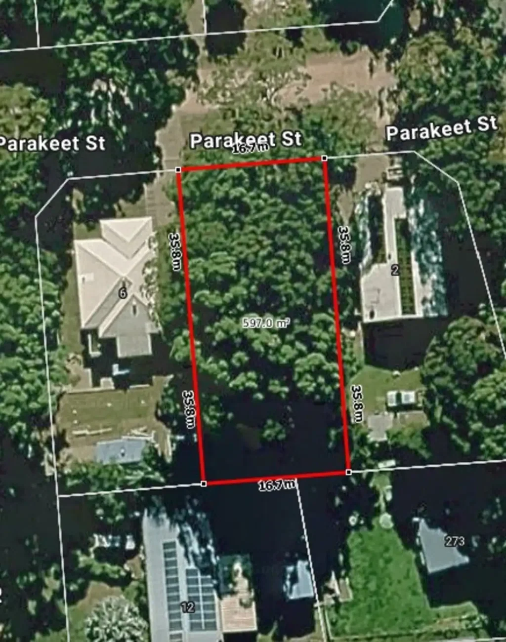 Macleay Island 步行数分钟至Emerald Isle商店 靠近俱乐部海滩船台 学校近便 SOLD BY NADINE