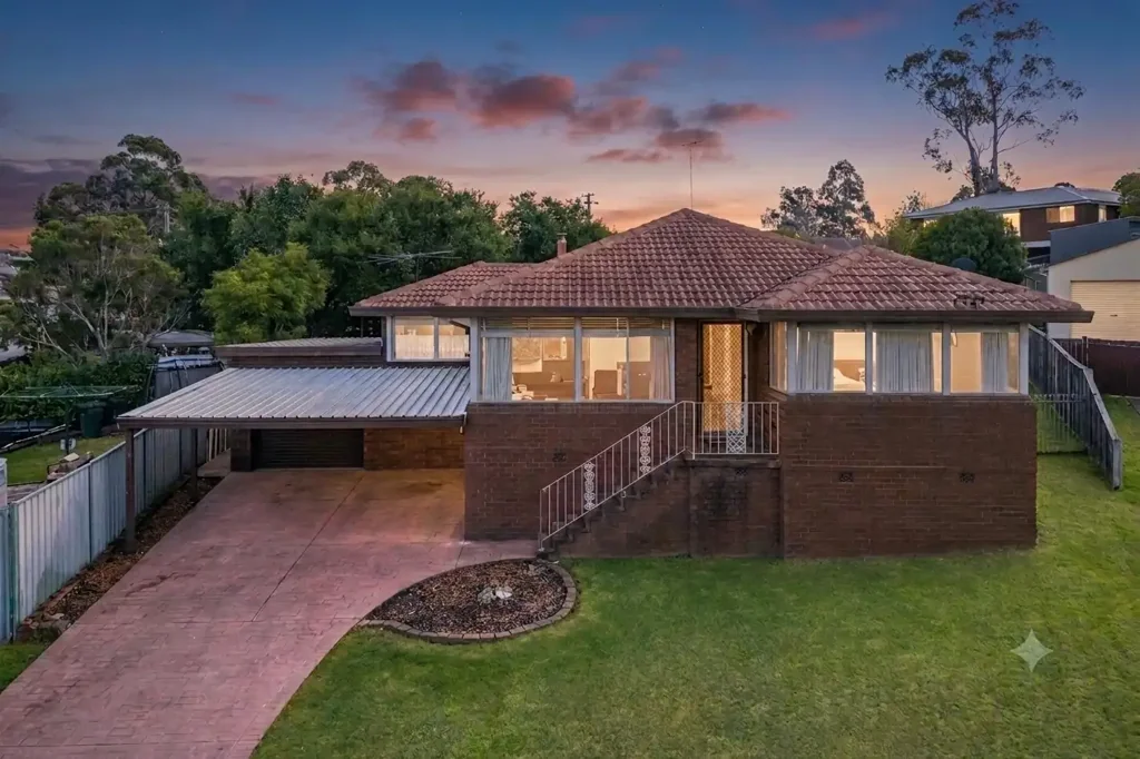 Baulkham Hills 4房 771.4m2优质地皮 四卧宽敞舒适 半封闭日光室 双车位车棚 便捷交通网络 Brilliant brick, in a prime position!